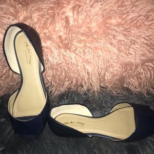 Cute open toe flat. Never been worn. Very comfy